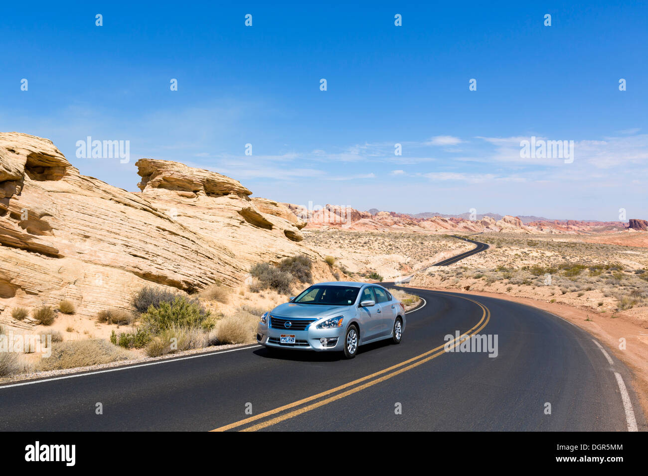 Car guida attraverso la Valle del Fuoco del Parco Statale di cupole bianche area, a nord di Las Vegas, Nevada, STATI UNITI D'AMERICA Foto Stock