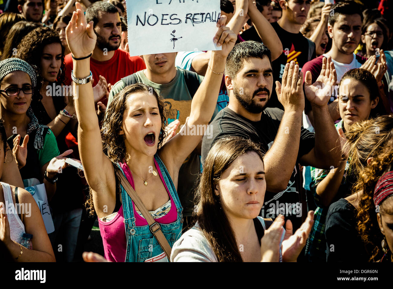 Barcellona, Spagna. Ottobre 24th, 2013: Gli Studenti gridare slogan per protestare contro le misure di austerità e la 'legge Wert' durante tre giorni di istruzione lungo sciopero a Barcellona. © matthi/Alamy Live News Foto Stock