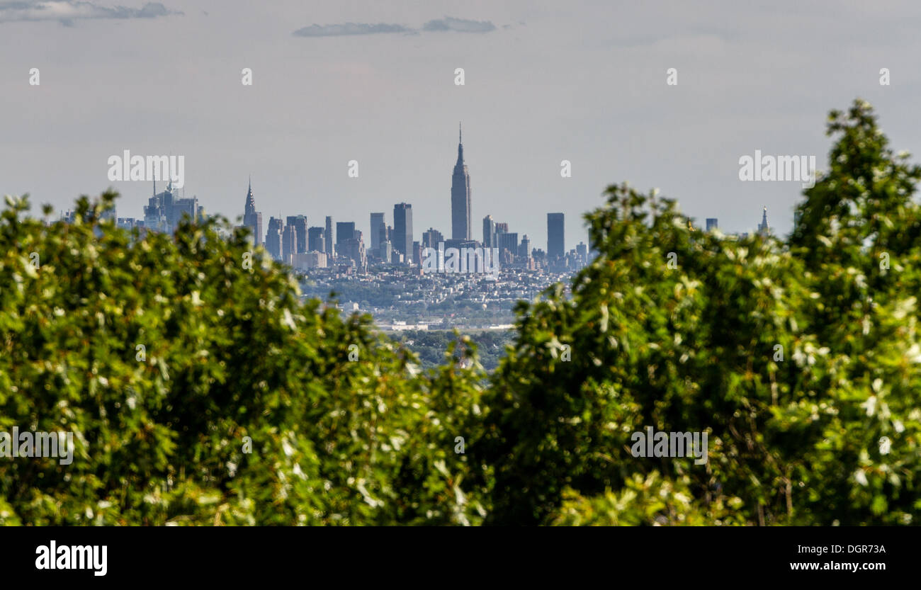 Vista attraverso le boccole sull'Empire State Building, come si vede dalla Eagle Rock Prenotazione, NJ Foto Stock