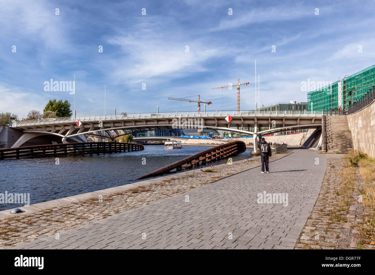 Senior uomo a camminare verso il moderno Principe Ereditario ponte sopra il fiume Sprea - Berlino, Germania Foto Stock