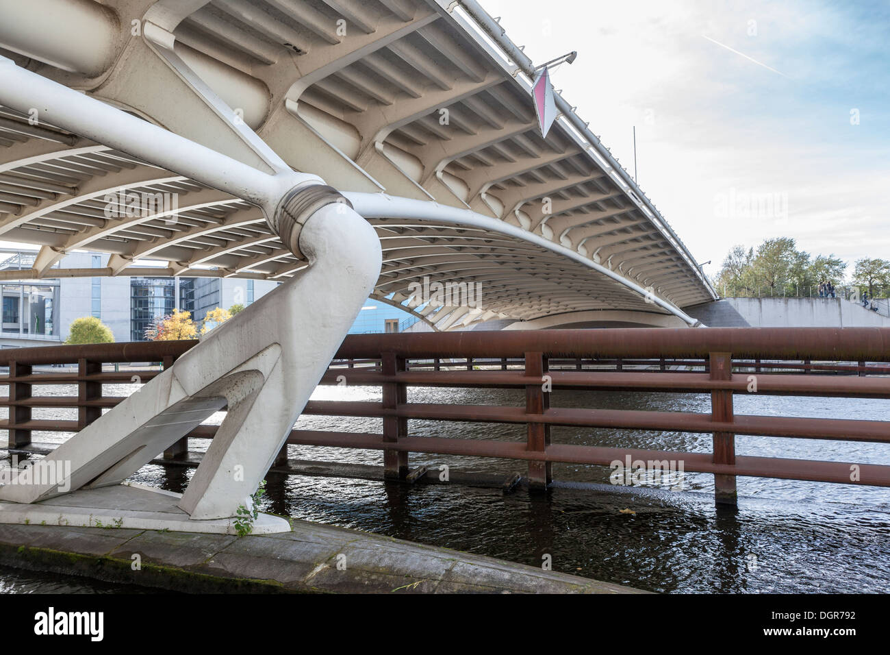 Moderno Crown Prince ponte sopra il fiume Sprea - Berlino, Germania Foto Stock