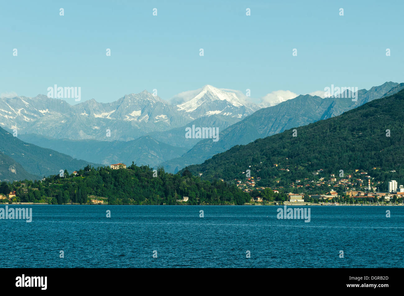 Il Lago Maggiore e le Alpi da Laveno-Mombello. Lombardia, Italia Foto Stock