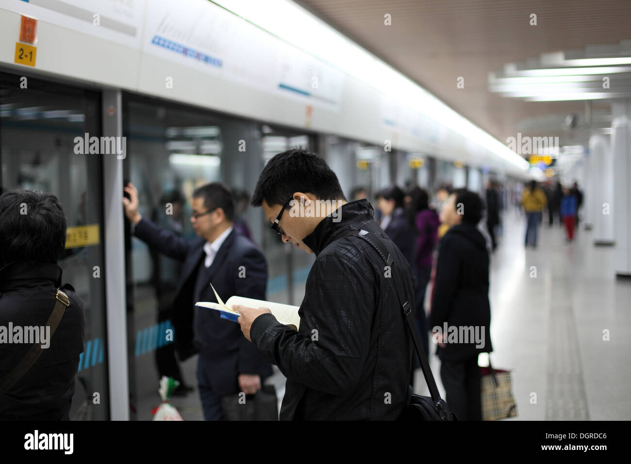 In attesa che il treno metro di Shanghai, Cina Foto Stock