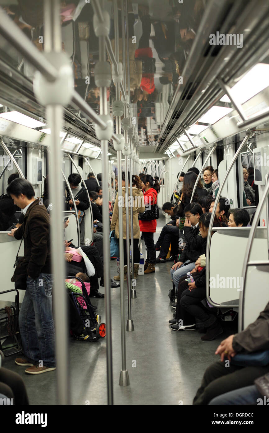 All'interno di un treno della metropolitana di Shanghai, Cina Foto Stock