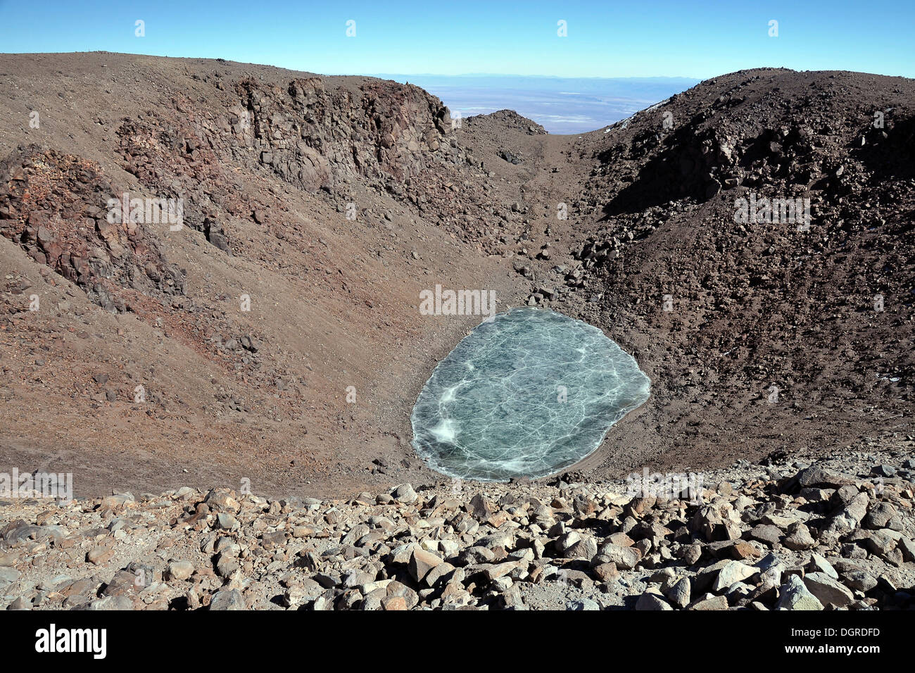 Congelati Crater Lake, il cratere vulcanico del vulcano Licancabur, 5800m di altitudine, il lago più alto del mondo, licancabur Foto Stock