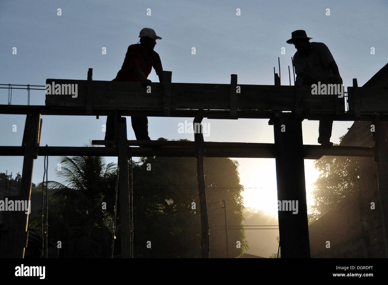 Lavoratori edili in Bolivia lavora senza protezione, Santa Cruz, Bolivia, SUD AMERICA Foto Stock