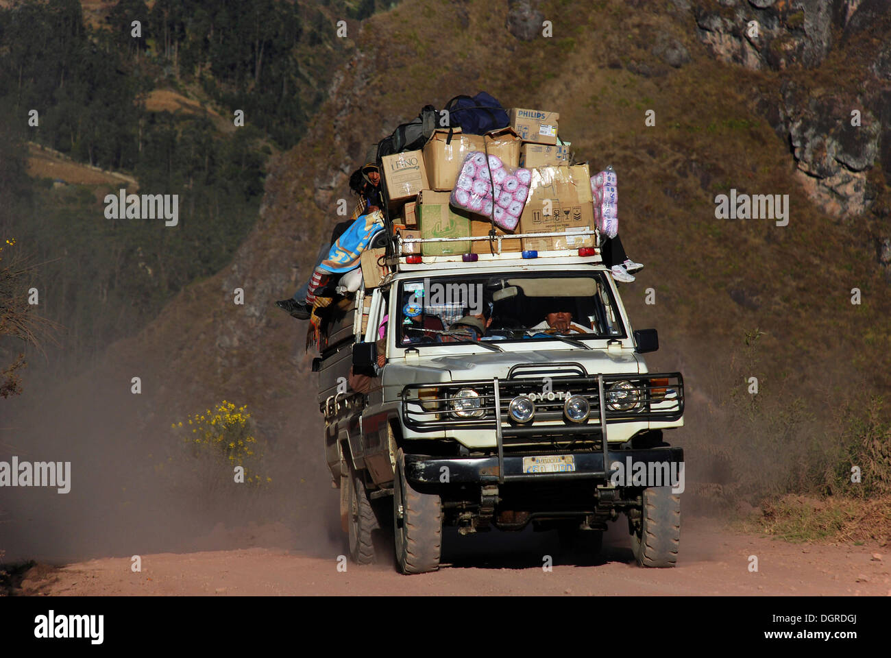 Completamente caricato jeep, il lago Titicaca, la Paz, Bolivia, SUD AMERICA Foto Stock