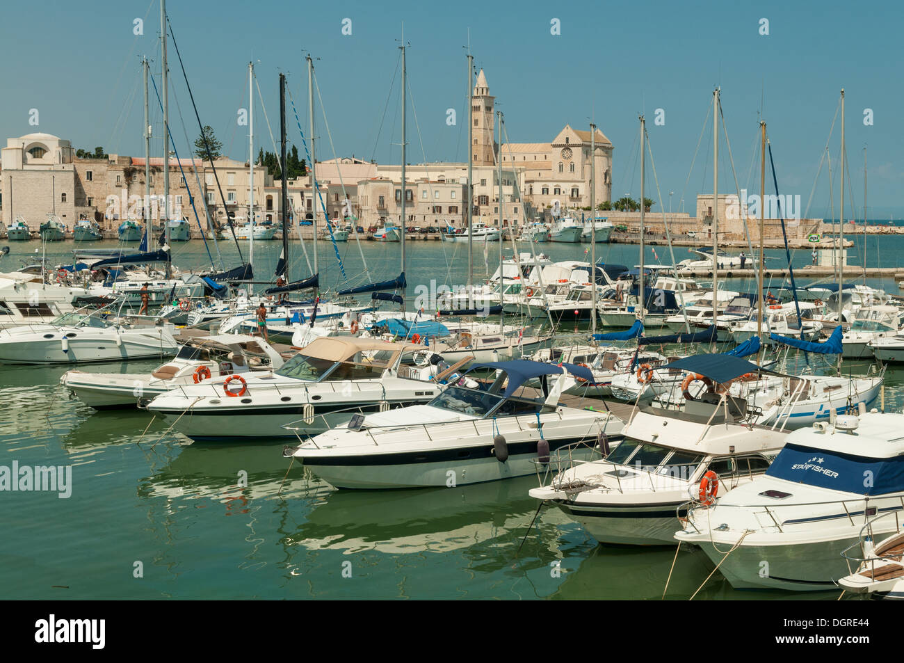 Marina e la Cattedrale di Trani, Puglia, Italia Foto Stock