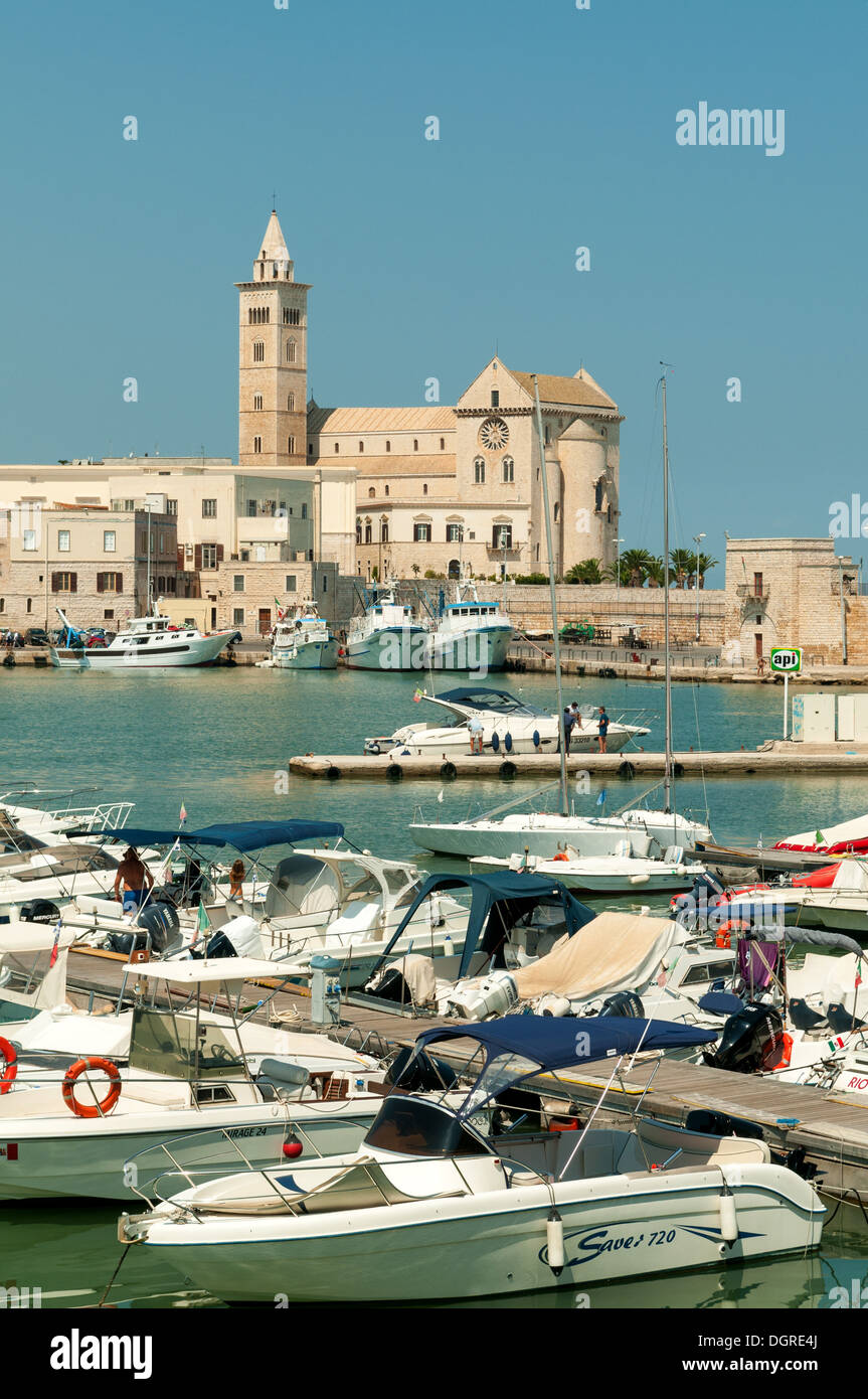 Cattedrale e Marina a Trani, Puglia, Italia Foto Stock