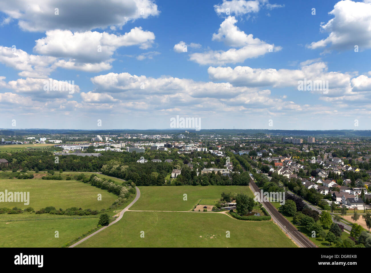 In Germania, in Renania settentrionale-Vestfalia, vista di Sankt Augustin con Siegburg in background, foto aeree Foto Stock