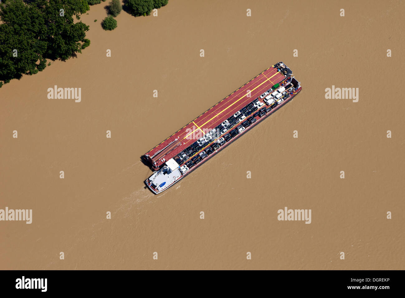 In Germania, in Renania Palatinato, Auto vettore sul fiume Reno in acqua alta, foto aeree Foto Stock