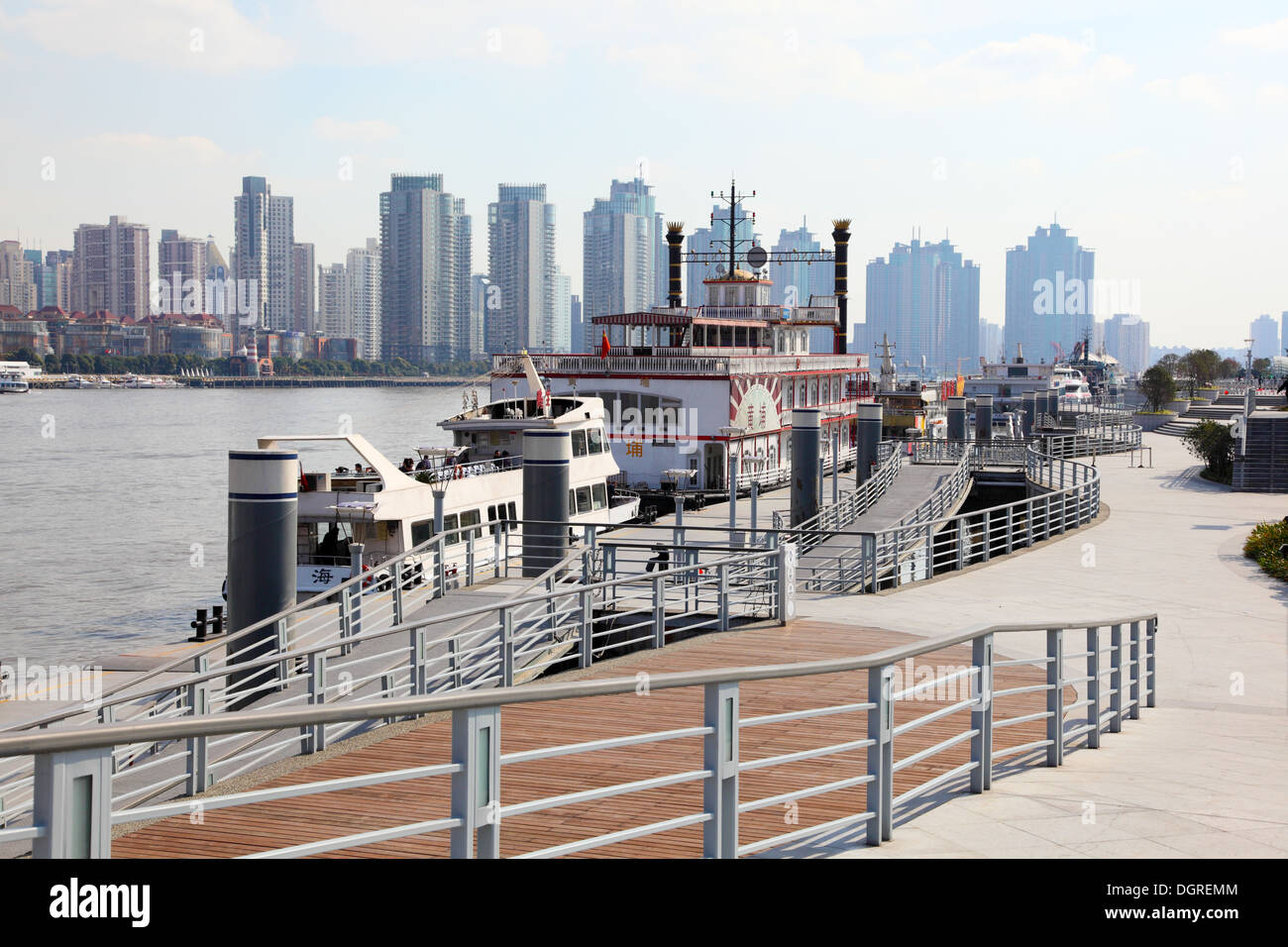 Passeggiata sul fiume Huangpu a Shanghai in Cina Foto Stock