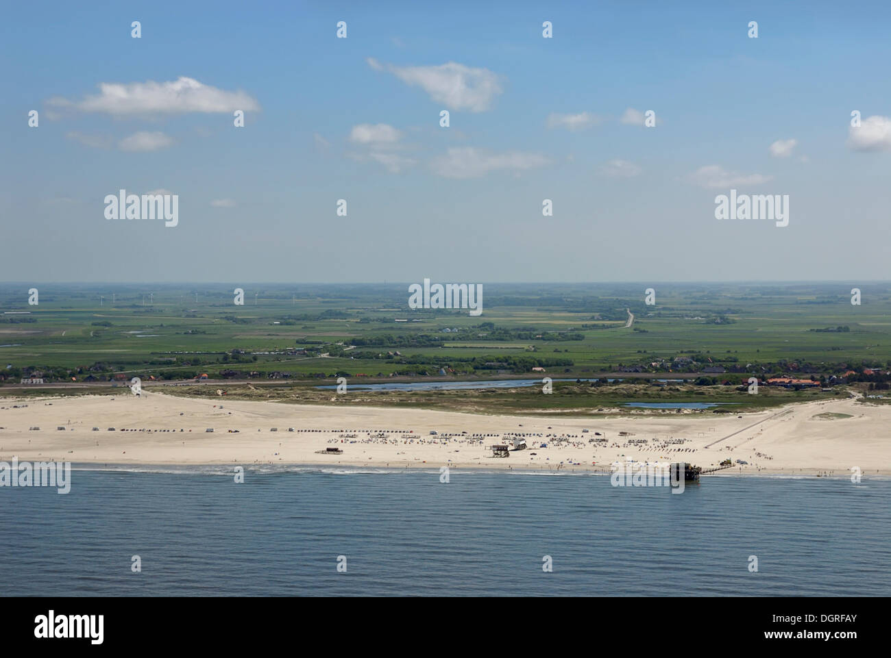 Vista aerea, spiaggia, stilted edifici del Mare del Nord il resort e spa San Peter-Ording, Nord Friesland, Schleswig-Holstein Foto Stock