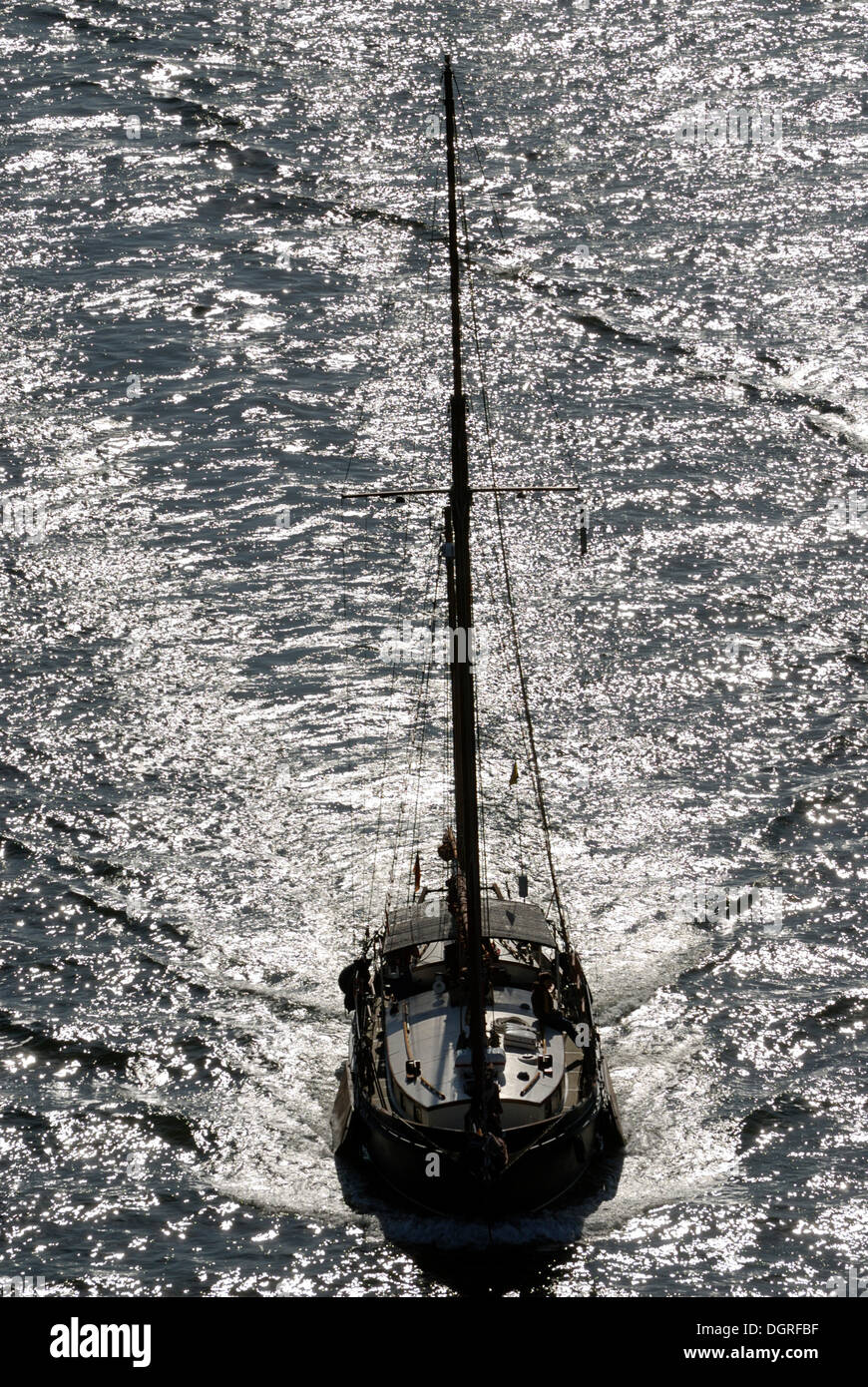 Barca a vela, barca olandese a vela, vista dall'alto, luce posteriore Foto Stock