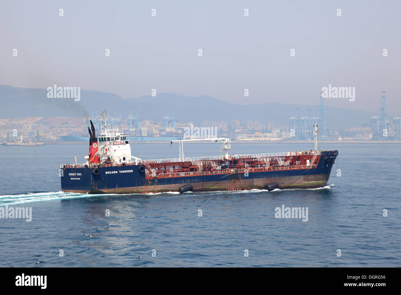 Piccola nave cisterna di lasciare il porto di Algeciras, Spagna Foto Stock