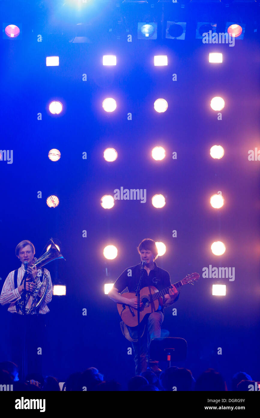Kofelgschroa, bavarese di musica pop, Matthias Meichelboeck sul corno tenore, Michael von Muecke sulla chitarra, BR SU3-festival, 03.12.2012 Foto Stock