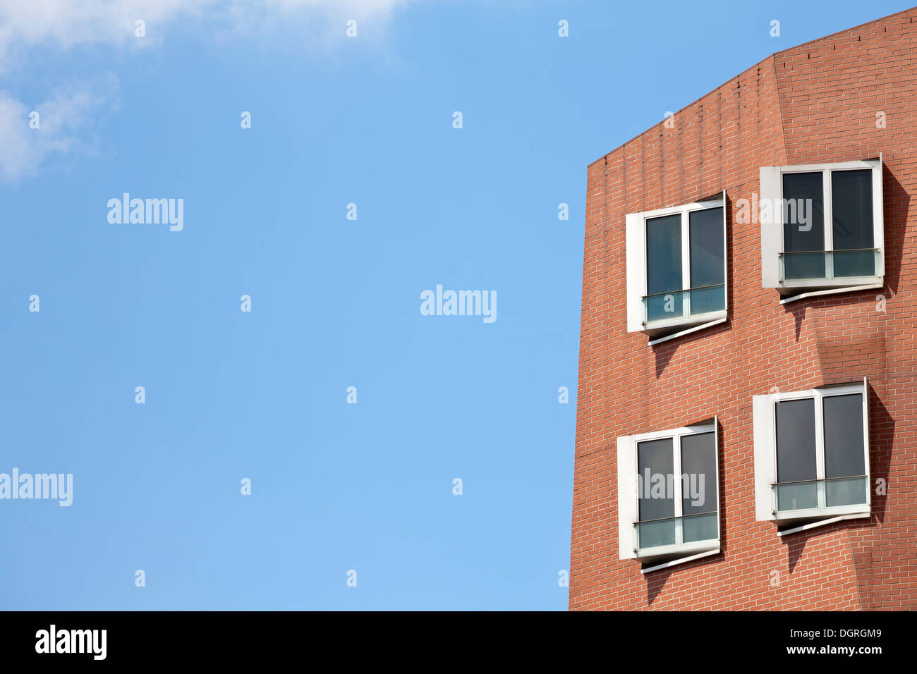 In Germania, in Renania settentrionale-Vestfalia, Dusseldorf, vista di Gehry edifici di Media Harbour Foto Stock