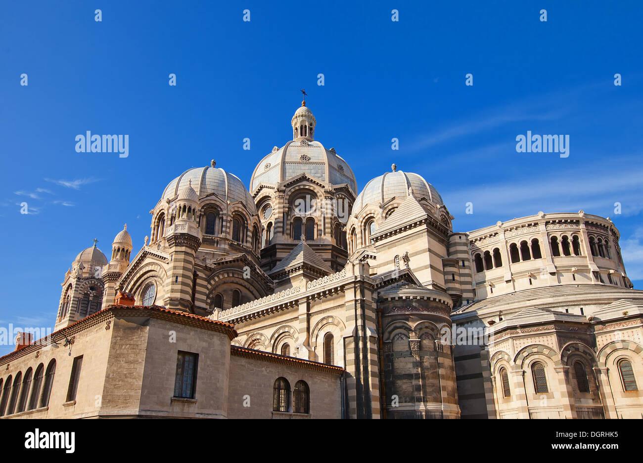 Vista posteriore della cattedrale di Marsiglia (Cathedrale Sainte-Marie-maggiore de Marseille, XIX secolo). Monumento nazionale della Francia Foto Stock