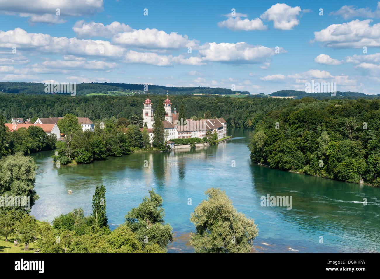 Vista di Rheinau chiesa abbaziale attraverso il fiume Reno nel Canton Zurigo, Svizzera, Europa Foto Stock
