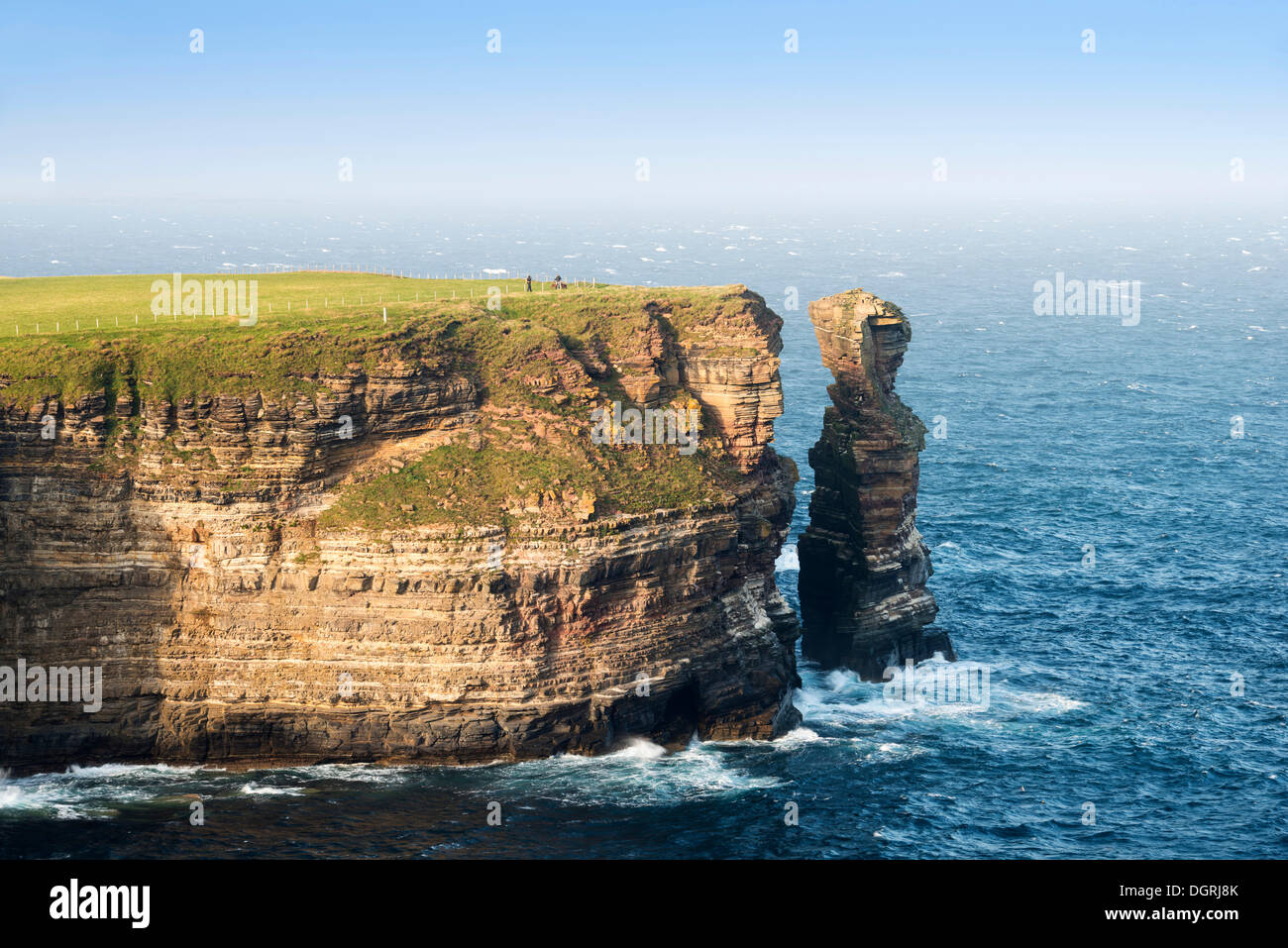 Rocce frastagliate sulla costa di testa Duncansby, nella contea di Caithness in Scozia, Regno Unito, Europa Foto Stock