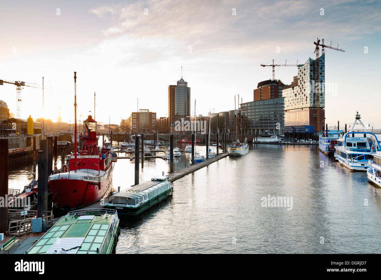 Germania, Amburgo, Germania, Amburgo, vista di Elbe Philharmonic Hall e Niederhafen Foto Stock