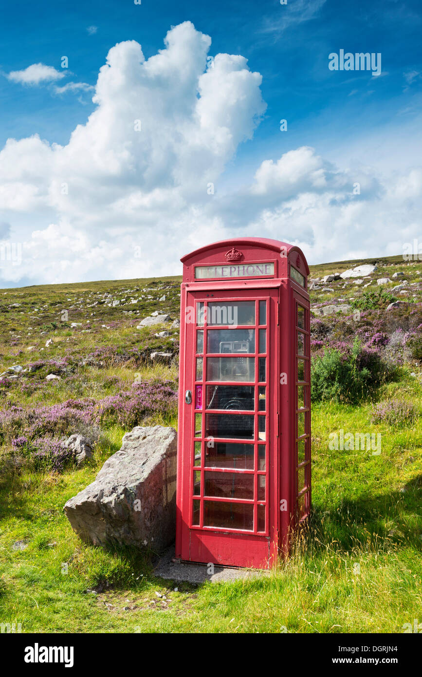 British telefono box nelle Highlands scozzesi, altipiani, altopiani, Sutherland County, Highland, Scozia Foto Stock