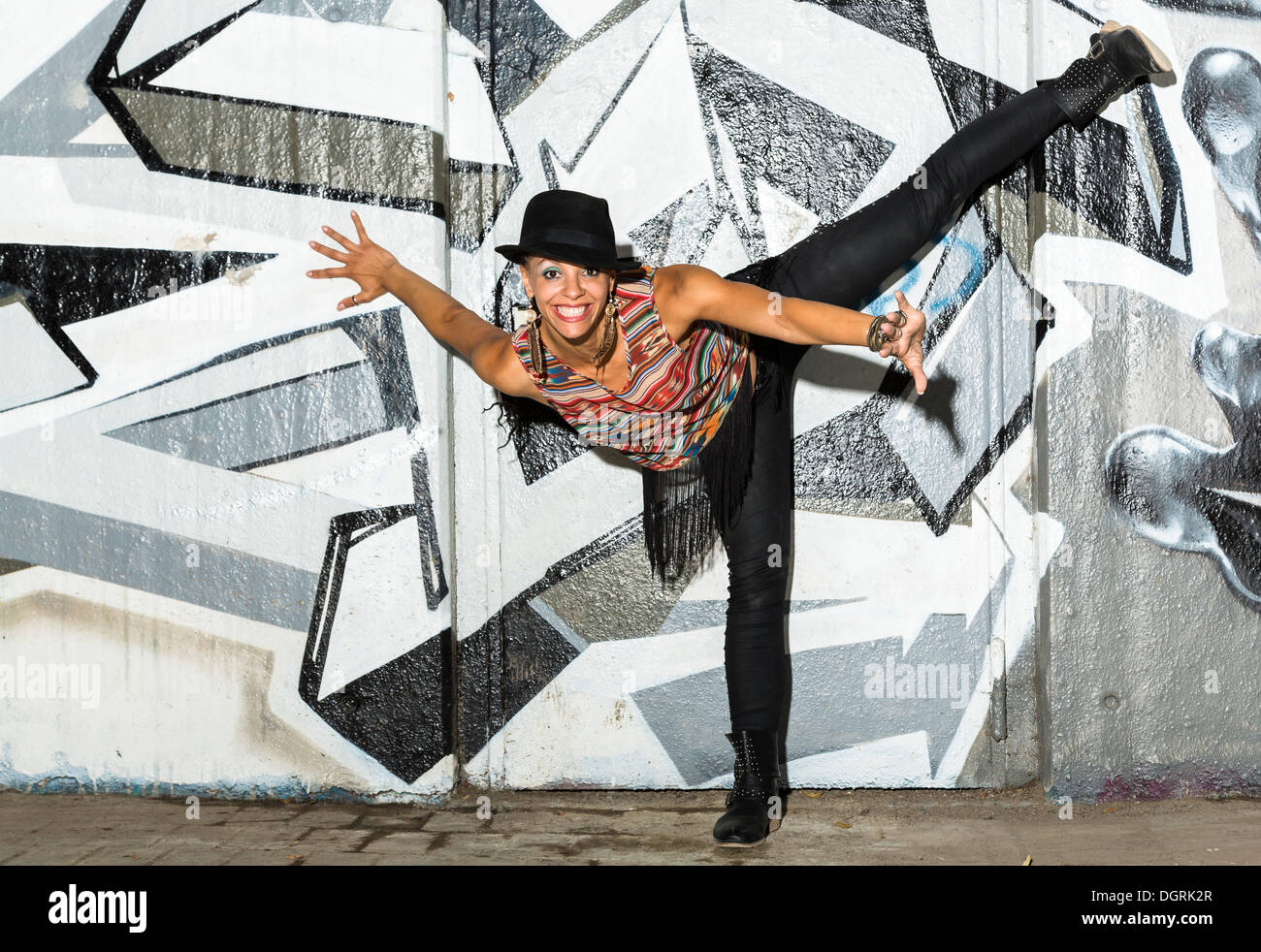 Femmina di hip hop danza ballerino nella parte anteriore della parete airbrushed Foto Stock