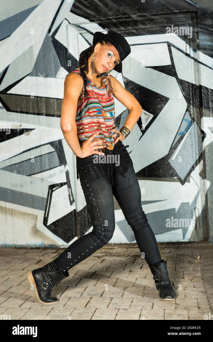 Femmina di hip hop danza ballerino nella parte anteriore della parete airbrushed Foto Stock