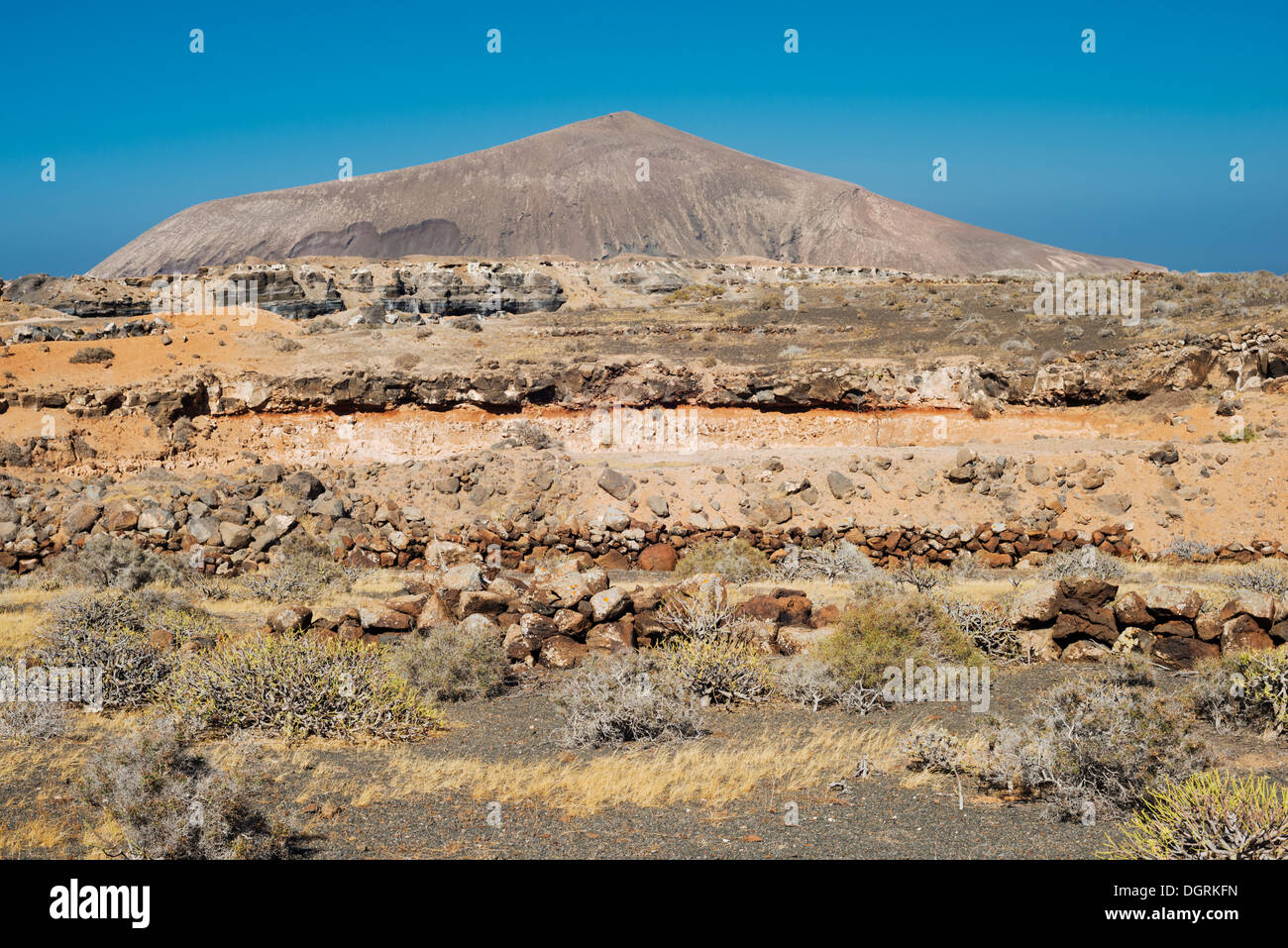 Vecchio weathered cono vulcanico tra El Mojon e Guatiza, Lanzarote, Isole Canarie, Spagna Foto Stock