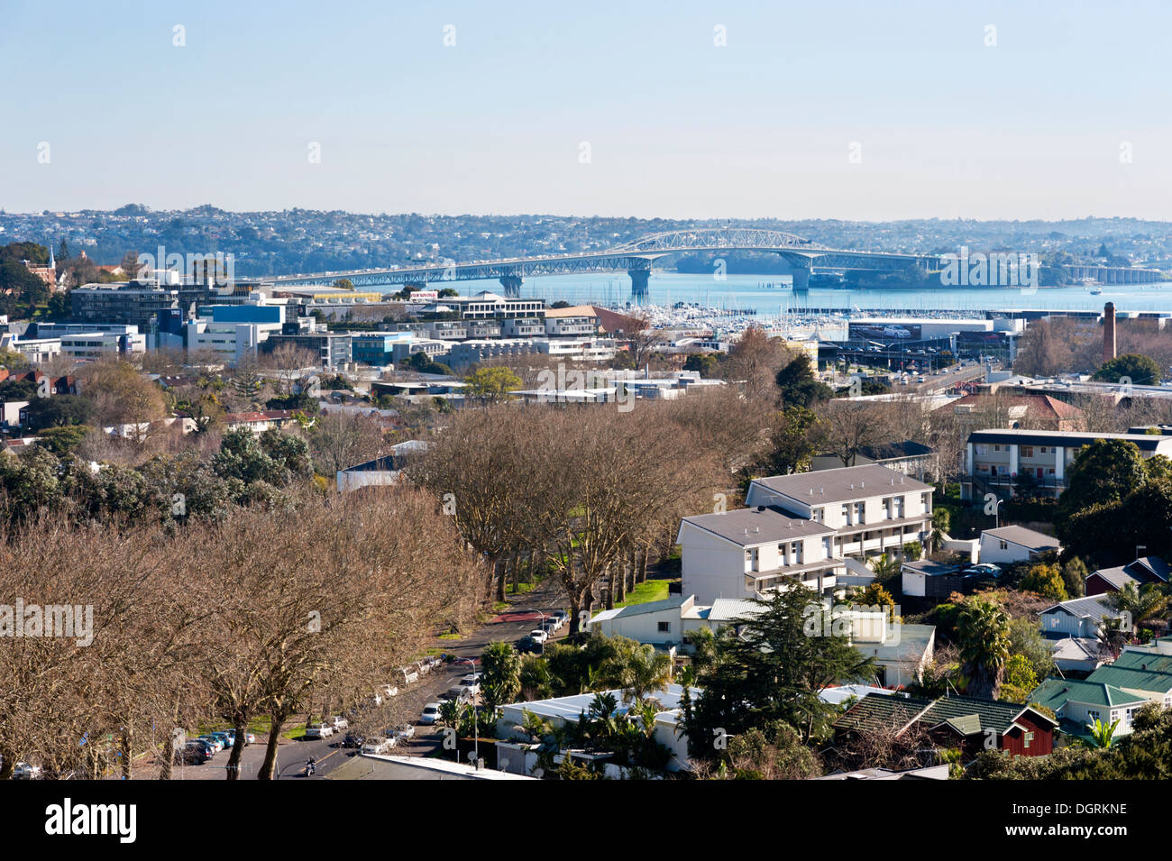 Auckland, Nuova Zelanda. In vista della città verso il porto di Waitemata e il ponte autostradale. Foto Stock