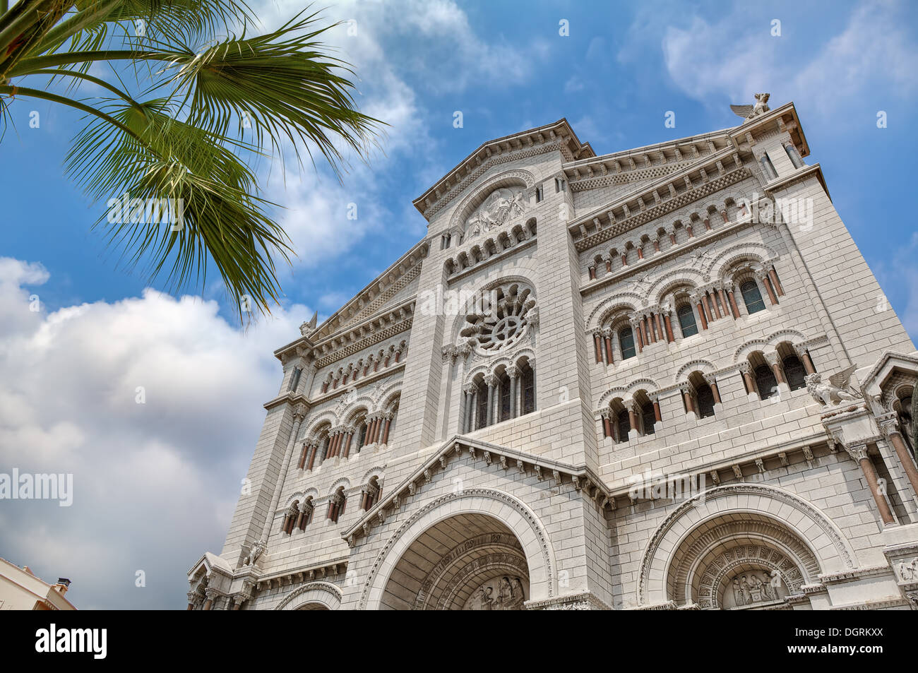 La facciata della famosa cattedrale di San Nicola a Monaco-Ville, Monaco (vista dal basso). Foto Stock
