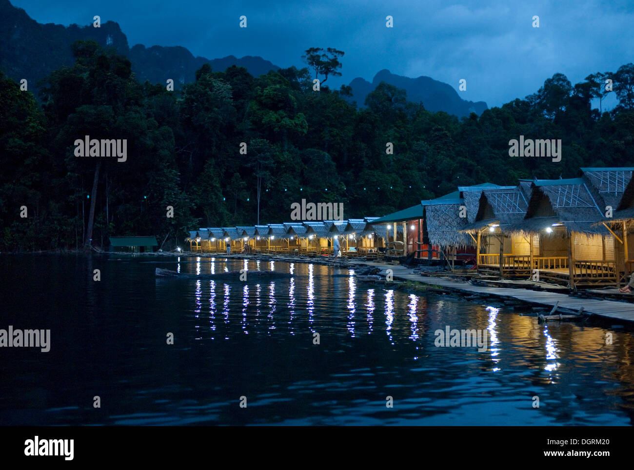 Bungalows flottante, Khao Sok National Park, man-made serbatoio, Chiao Lan Lago, Surat Thani, Thailandia, Asia Foto Stock