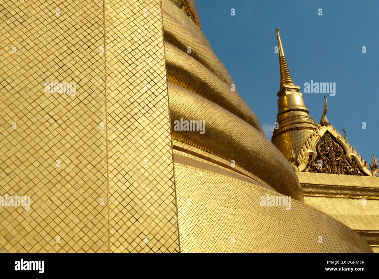 Il Wat Phra Kaeo, Phra Sri Rattana Chedi, Cloud Tower, Bangkok, Thailandia, Asia Foto Stock