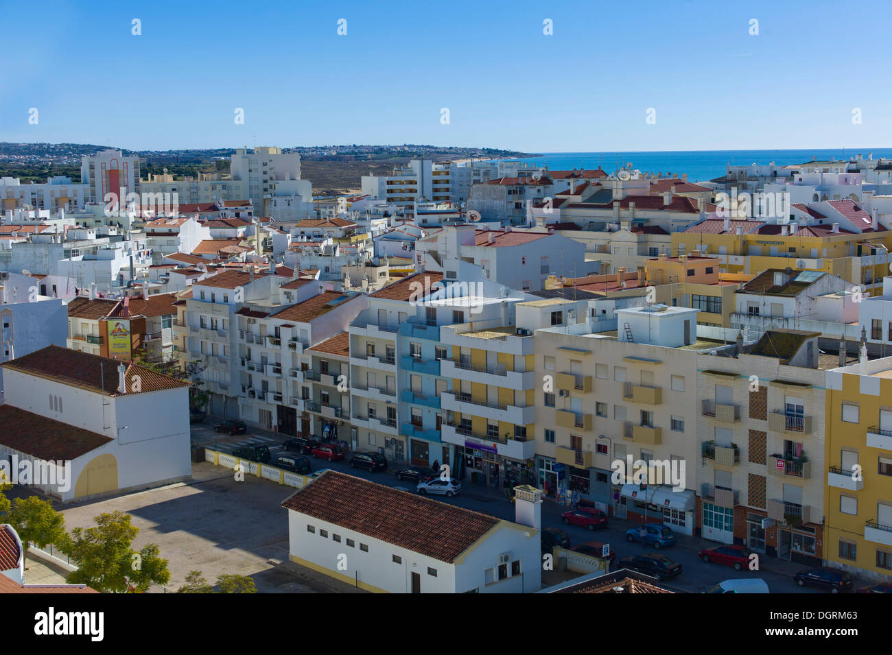 Alto edificio di sviluppo con i condomini e appartamenti, molti vacante a causa della crisi economica, Armação de Pêra, Faro Foto Stock