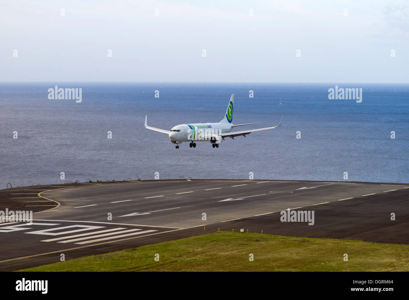 Approccio di sbarco di passeggeri piano di Transavia Airlines presso l'aeroporto di Madeira, LPMA, Funchal Airport o Airport Santa Foto Stock
