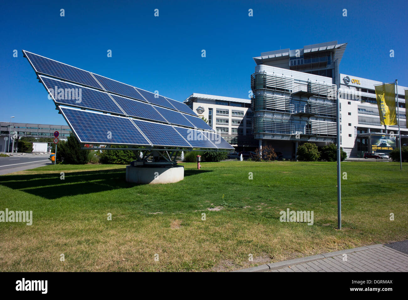 La Adam Opel Haus, sede dell'Adam Opel AG con un pannello solare, Ruesselsheim, Hesse, PublicGround Foto Stock
