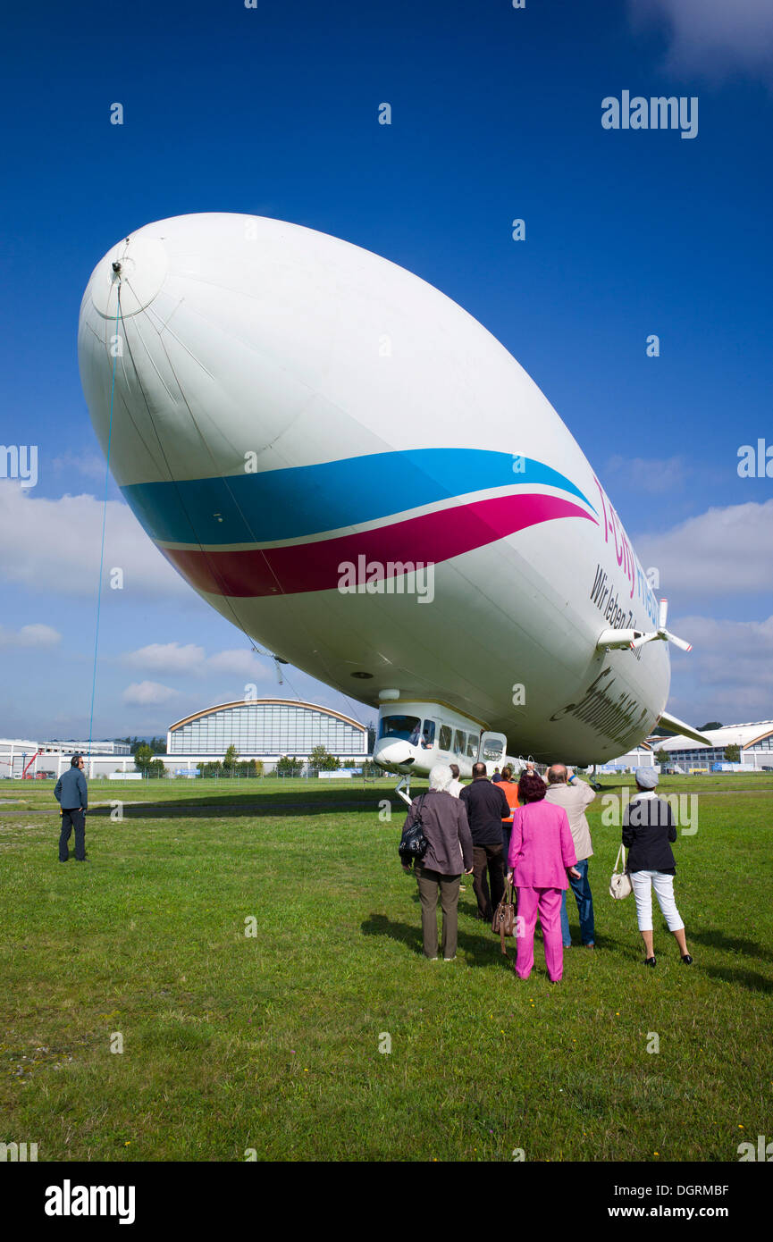 Zeppelin NT con i turisti in aeroporto, Friedrichshafen, Baden-Wuerttemberg Foto Stock