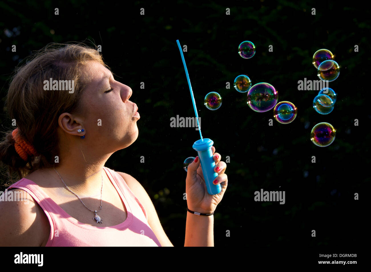 Adolescente soffiando bolle di sapone Foto Stock