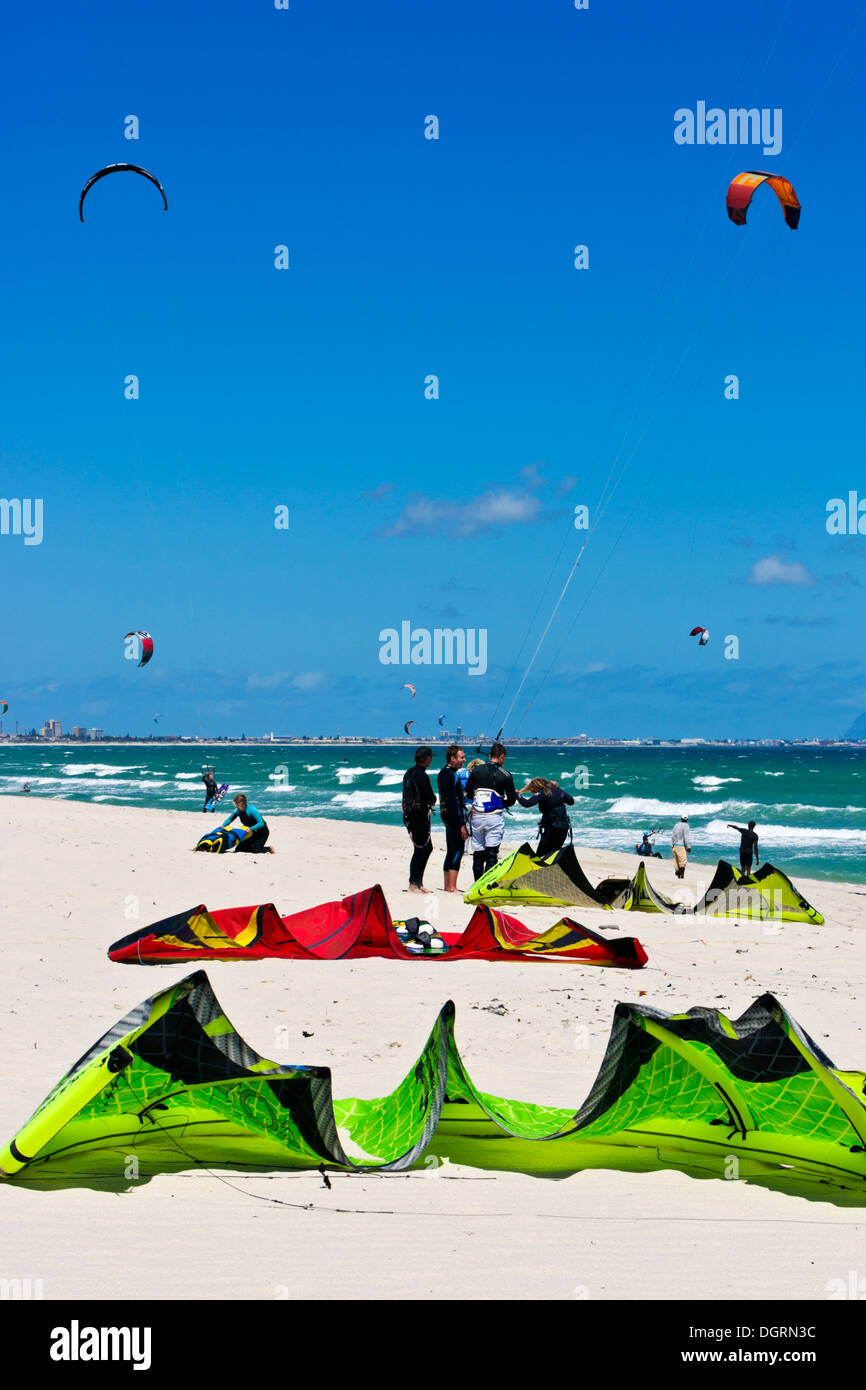 Kiteboarders sulla spiaggia di Blouberg vicino a Città del Capo in Sud Africa. Questa zona è una posizione di Premiere per kiteboarders europea al treno durante il periodo invernale in Europ Foto Stock