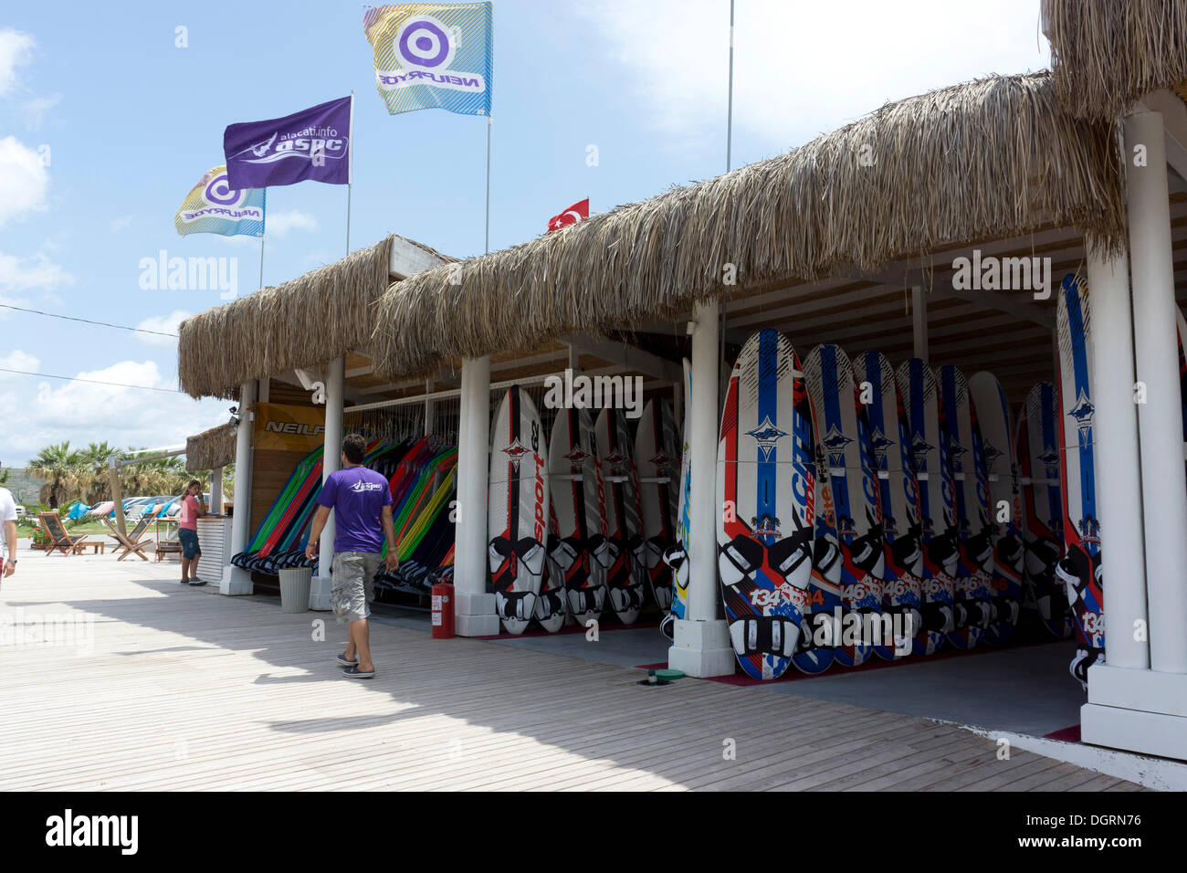 Scuola di surf a Alacati, un popolare spot di windsurf, provincia di Izmir, Turchia, Asia Yumru, Alacati, İzmir Provincia, Regione del Mar Egeo Foto Stock