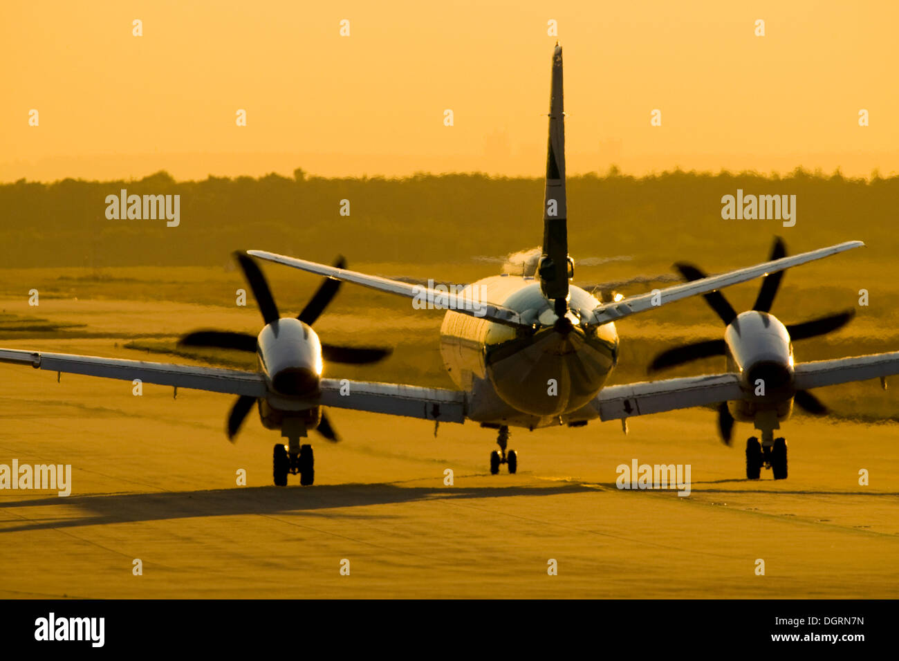 Un aereo decolla da Rhein-Main-aeroporto, l'aeroporto di Francoforte, nella luce della sera, Frankfurt am Main, Hesse, Francoforte Foto Stock