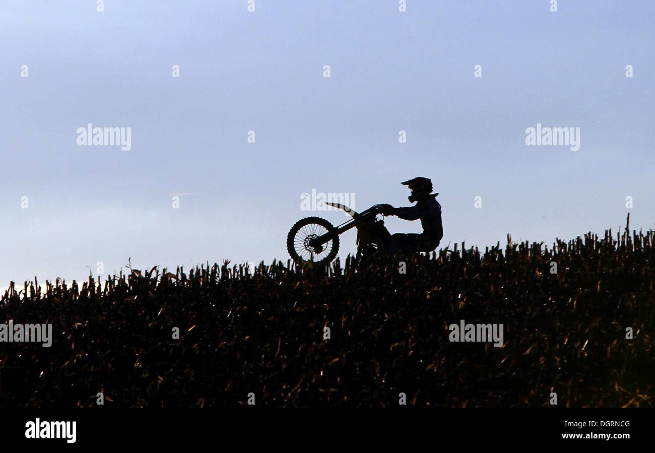 Un driver di motocross pratiche su un campo di raccolto di mais vicino Kreen, Germania, 24 ottobre 2013. Foto: Karl-Josef Hildenbrand Foto Stock