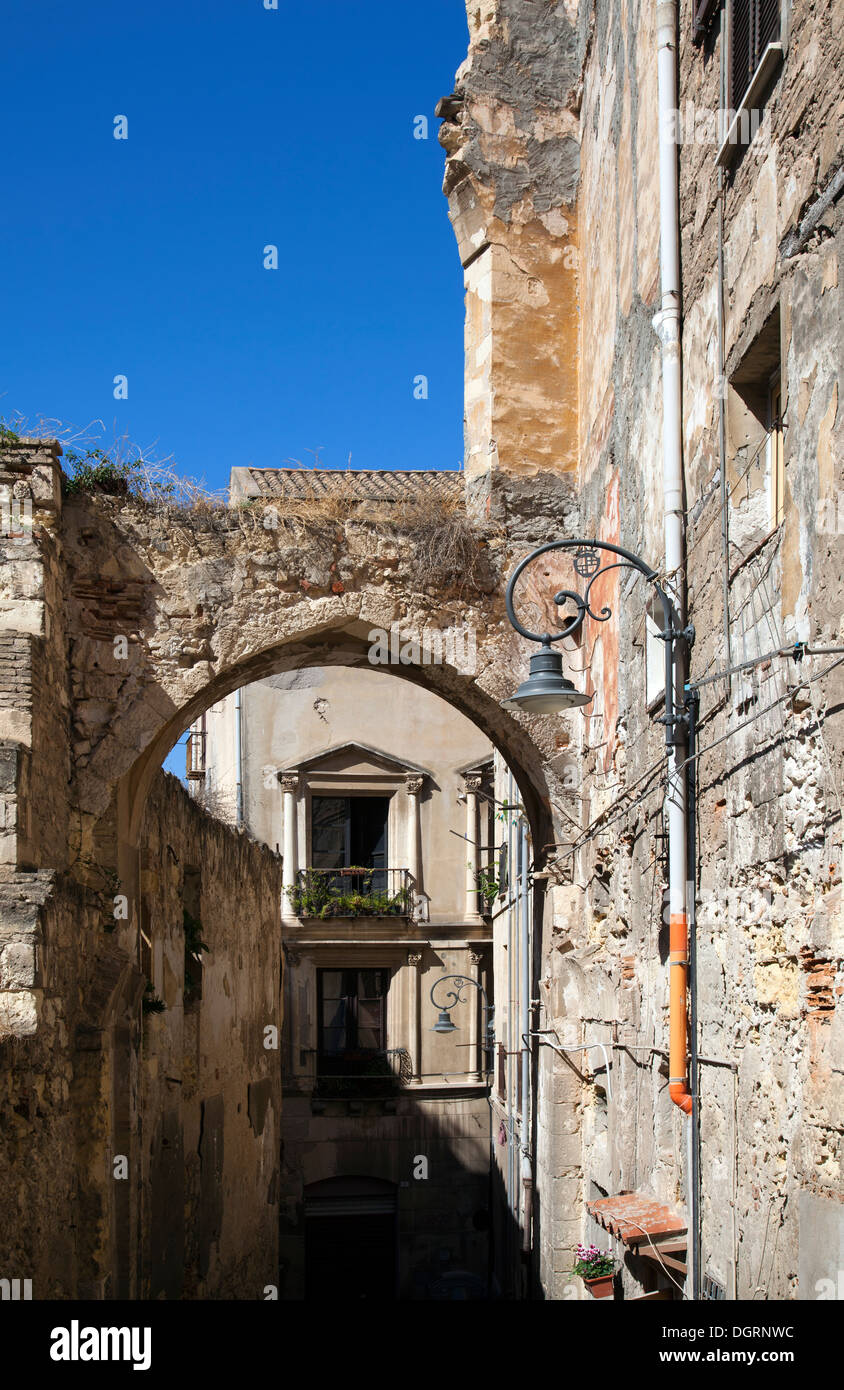 Archway rovine e il palazzo residenziale nel quartiere di Castello a Cagliari - Sardegna Foto Stock