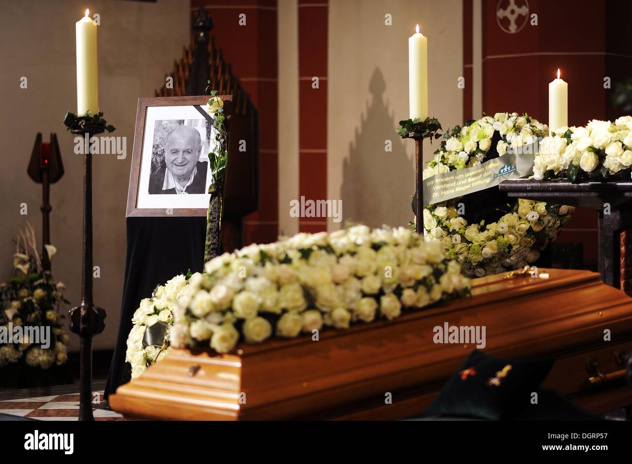 Bonn, Germania. 25 ott 2013. La bara di Haribo fondatore Hans Riegel  durante il suo funerale a San Nicolò in chiesa a Bonn, Germania, 25 ottobre  2013. Dopo più di sei decenni