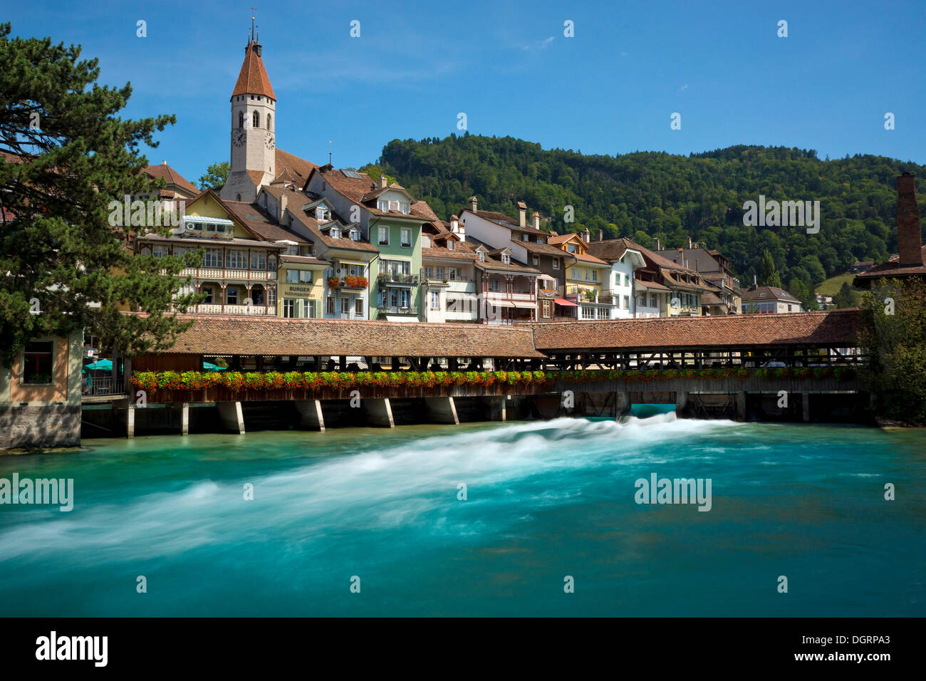 Vista sul fiume Aare e il vecchio blocco verso il centro storico della città con la chiesa del paese, Thun, Thun, il Cantone di Berna Foto Stock