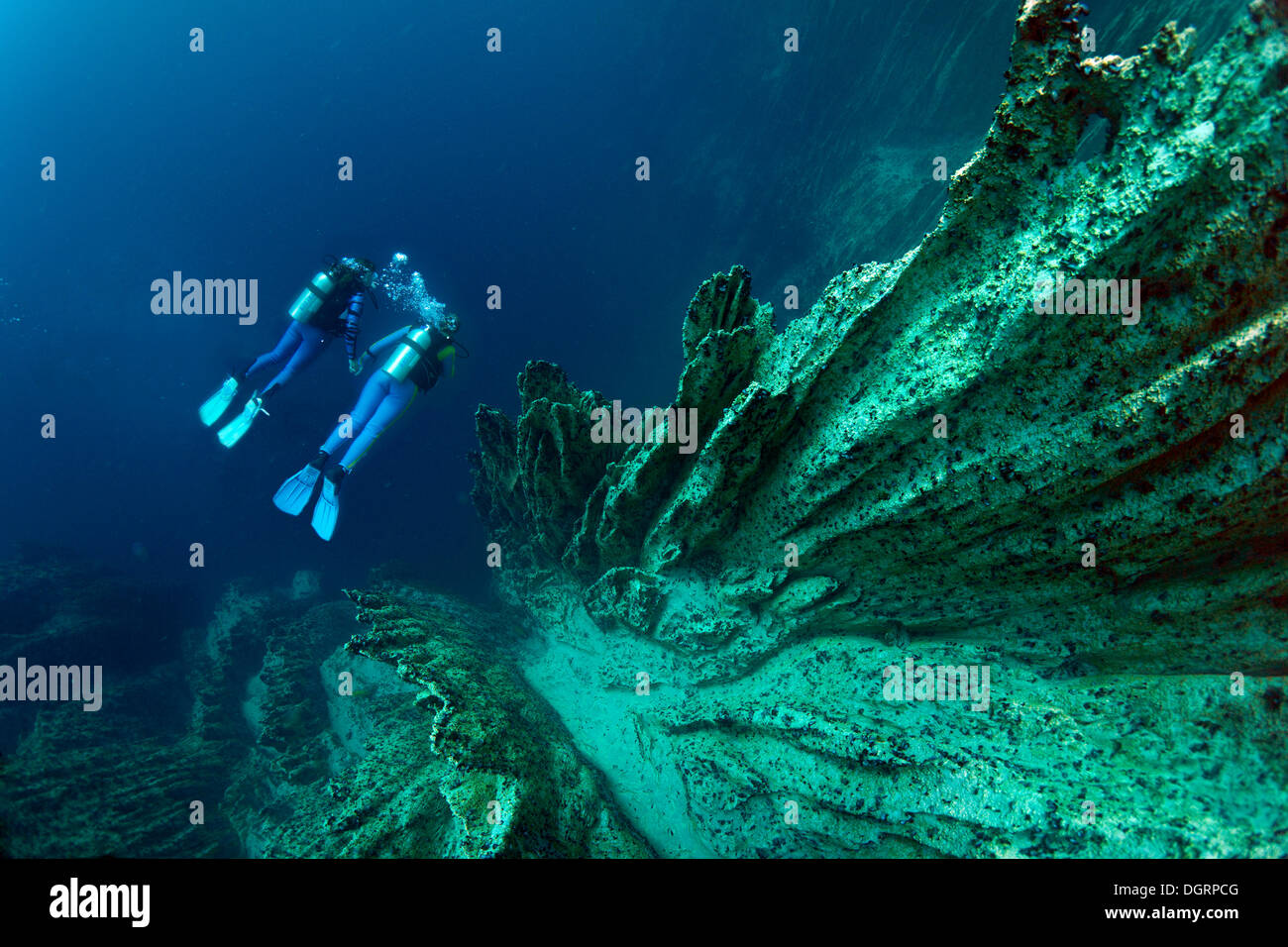 I subacquei in Barracuda Lago, Bancuan, Naturschutzgebiet Coron, Isole Calamian, Palawan Mimaropa, Filippine Foto Stock