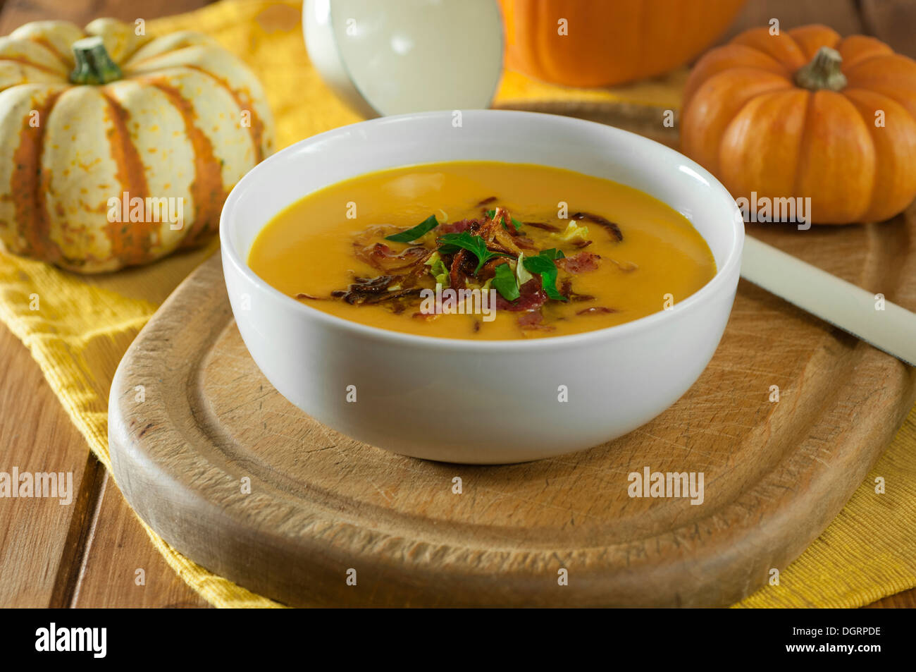 Zuppa di zucca con pancetta croccante e cipolle Foto Stock