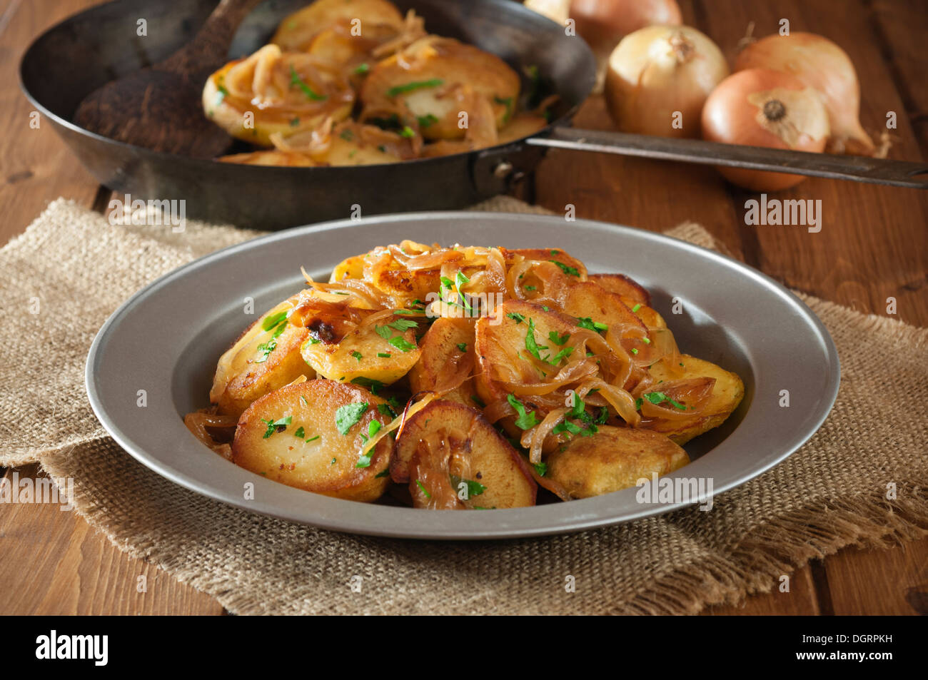 La Lyonnaise patate. Pommes Lyonnaise. Patate fritte con cipolle. Foto Stock