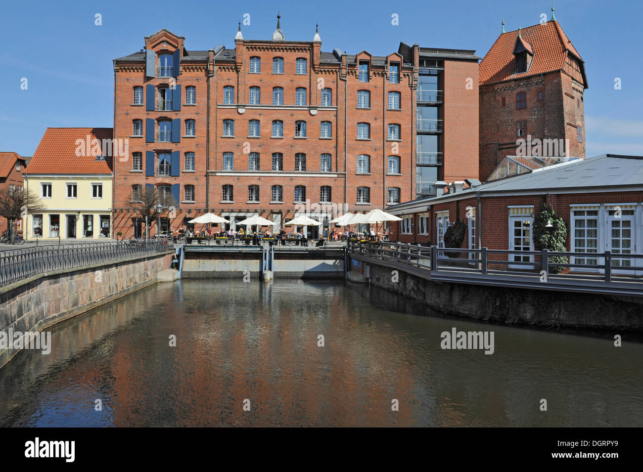 Luener Muehle, ex mulino con un water tower, Lüneburg, Bassa Sassonia, Germania Foto Stock