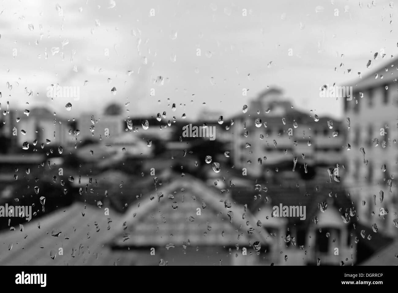 Le gocce di pioggia sul vetro sulla notte di heavy rain. Foto Stock